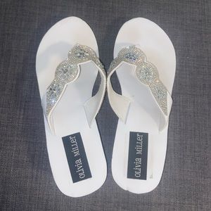 Super cute white flip-flops
